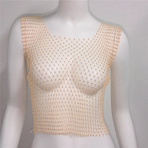 Détail du débardeur en maille transparente orné de strass brillants rose nude