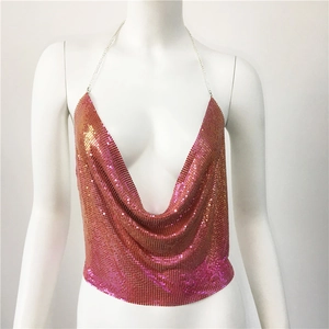 Détail d'un haut dos nu à sequins métalliques dégradé orange-violet avec chaîne de cou