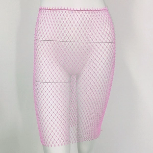 Détail de la jupe en résille à perles roses montrant la structure fine du maillage