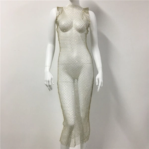 Vue détaillée du tissu en maille strass dorée et texture de chaîne transparente