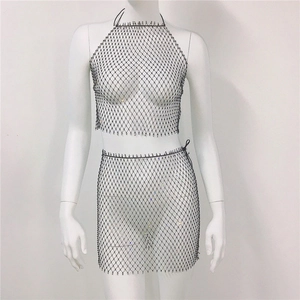 Detail eines schwarzen Fischnetz-Zweiteilers mit Strasssteinen, Neckholder-Top und Minirock
