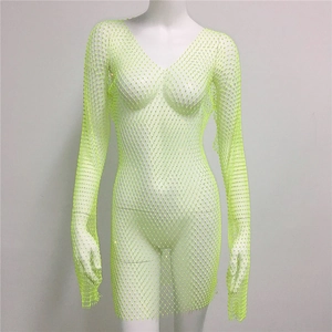 Détail de la robe en résille vert néon avec strass scintillants et texture évidée
