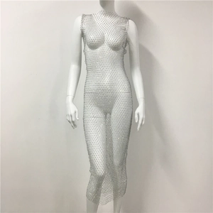 Détails d'une robe en résille à strass argentés avec une structure ajourée sexy et chic