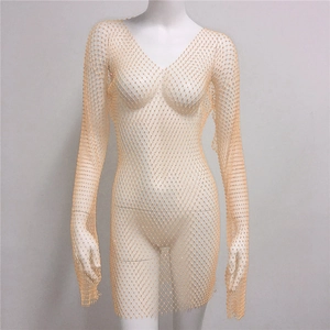 Détail d'une robe en résille avec col en V et cristaux scintillants sur un tissu beige clair