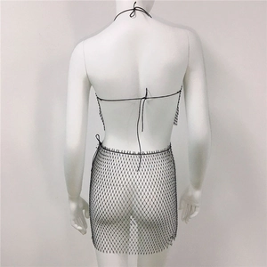 Detail des schwarzen Mesh-Zweiteilers mit Strass auf Neckholder-Top und Minirock