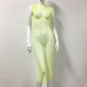 Gros plan détaillé de la robe résille jaune fluo ornée de strass blancs scintillants
