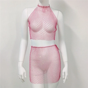 Nahaufnahme von leuchtend rosa Strass-Netz-Halter-Top und Minirock-Set an der Schaufensterpuppe