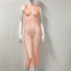 Détail de la robe en maille orange avec strass scintillants pour la plage et fête