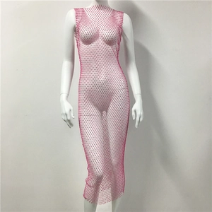 Détail de la robe en résille rose avec des strass brillants sur le tissu mesh