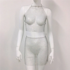 Detailansicht des glitzernden Silber-Strass-Netzstoffs an Neckholder-Top und Minirock