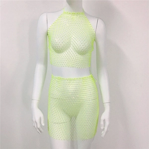 Detailansicht des neongrünen Strass-Netz-Sets bestehend aus Crop-Top und Minirock