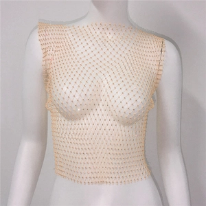Detailansicht des Netz-Crop-Tops mit glitzernden Strasssteinen und transparentem Stoff