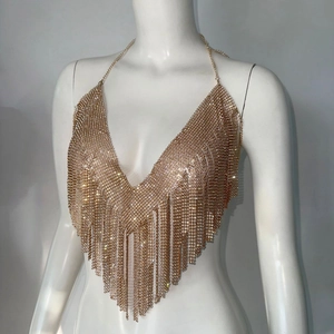 Détail du haut licou doré en strass avec décolleté en V profond et franges étincelantes