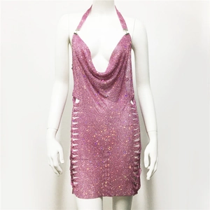 Dettaglio dell'abito in maglia metallica rosa con paillettes, ritagli laterali e strass
