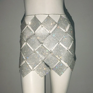 Gros plan de la mini-jupe scintillante à strass argentés avec sequins en losange