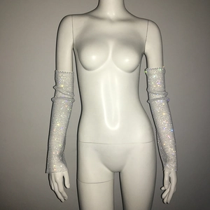 Détail macro de longs manchons en résille argentée avec strass brillants pour soirée