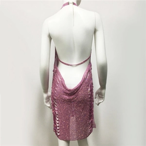 Dettaglio di paillettes rosa in maglia metallica e inserti traforati laterali dell abito