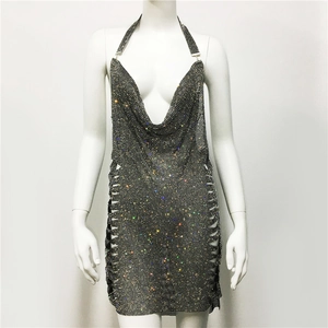 Détails de la mini-robe licou sexy avec strass colorés et découpes sur les côtés