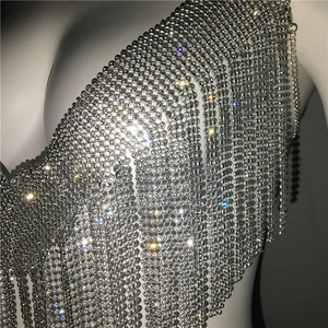 Détail d'une chaîne de corps en strass argentés avec franges scintillantes et maille