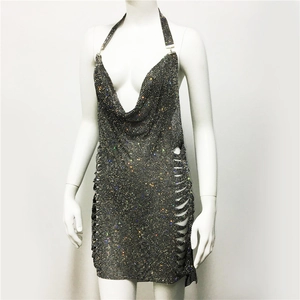 Dettaglio dell'abito halter con paillettes argento con maglia metallica e ritagli