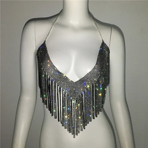 Détail de la chaîne de corps licou à franges en strass avec un décolleté en V profond