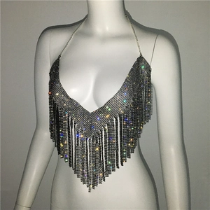 Détail du haut dos nu en métal avec strass étincelants et franges pour fête et club