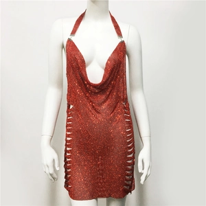 Dettaglio dell'abito in maglia di strass rossi con scollo a cappuccio e ritagli