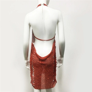 Dettaglio macro dell'abito rosso con paillettes, schiena scoperta e maglia metallica