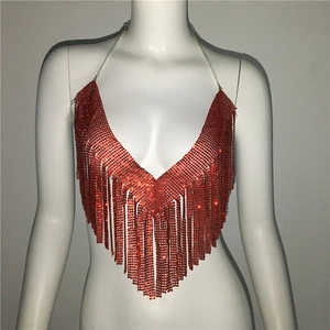 Détail de la chaîne de poitrine à strass rouges et pampilles avec licou métallique