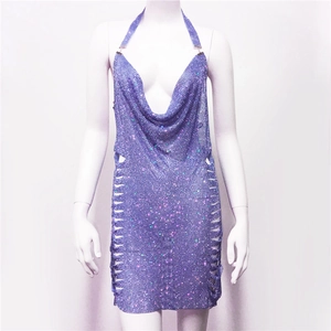 Dettaglio dell'abito viola con paillettes, scollo all'americana e tagli laterali
