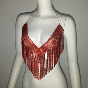 Détail d'un haut licou à franges en strass rouges avec chaînes et perles brillantes