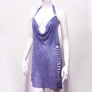 Dettaglio dell'abito da festa in paillettes viola con scollo a cappuccio e cut-out