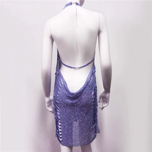 Dettaglio dell'abito mini con paillettes viola con taglio schiena scoperta e trafori