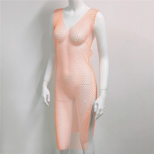 Détail de la robe en résille orange clair avec strass brillants et fente latérale
