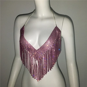 Détail de la chaîne de corps en strass roses avec dos nu et franges scintillantes