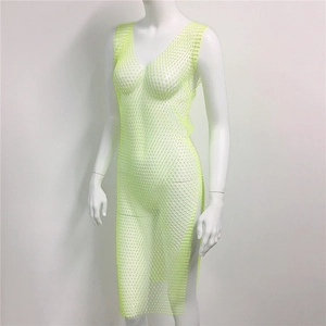 Détail de la robe en maille vert fluo avec strass scintillants et fente latérale sur mannequin