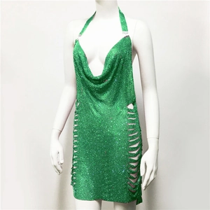 Dettaglio del mini abito in maglia metallica verde brillante con cut-out e paillettes