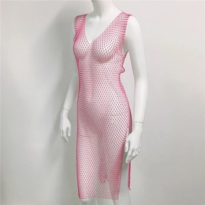 Détail d'une robe résille rose à strass avec fente latérale sur un mannequin blanc