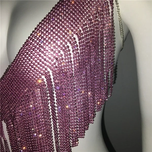 Vue détaillée d'un haut à franges en strass violet avec chaînes en métal argenté