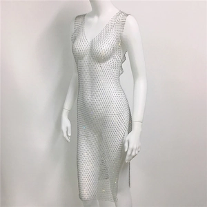 Détail d'une robe résille à strass brillants avec décolleté en V et fente latérale