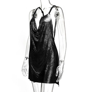 Dettaglio dell'abito in maglia di paillettes nere con scollo a V profondo e allacciatura