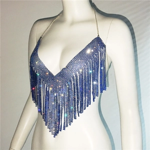 Détail du haut dos nu en strass bleu royal avec de longues franges et chaînes
