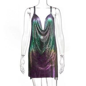 Dettaglio del tessuto a maglia con paillettes sfumate viola e verdi per abito party