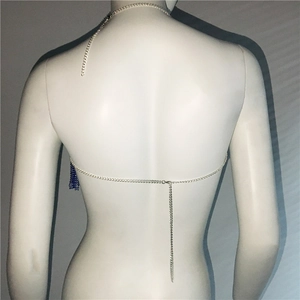 Détail de la chaîne de corps argentée avec franges en perles bleues au dos