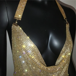 Dettaglio della maglia in metallo dorato con strass su abito scollato a schiena nuda