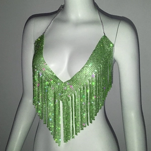 Détail du haut dos nu à strass verts montrant des franges en cristal et une chaîne en métal
