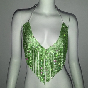 Détail d'un haut licou en strass verts avec franges étincelantes et décolleté en V profond