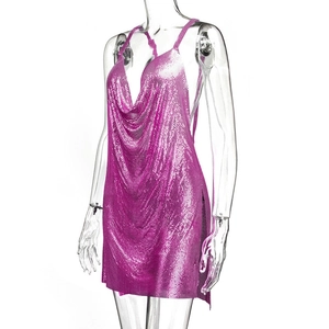 Dettaglio dell'abito rosa con paillettes, scollatura a cappuccio e spacco laterale