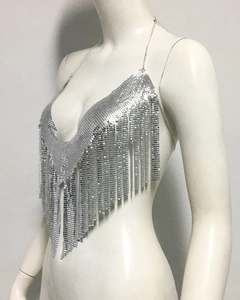 Détail du haut dos nu à paillettes argentées avec franges pour soirée sexy