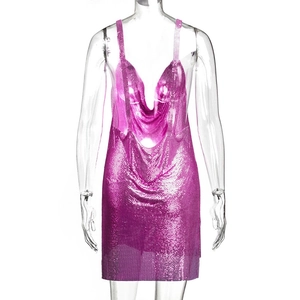 Dettaglio dell'abito in maglia metallica rosa con scollo a drappeggio e paillettes lucide